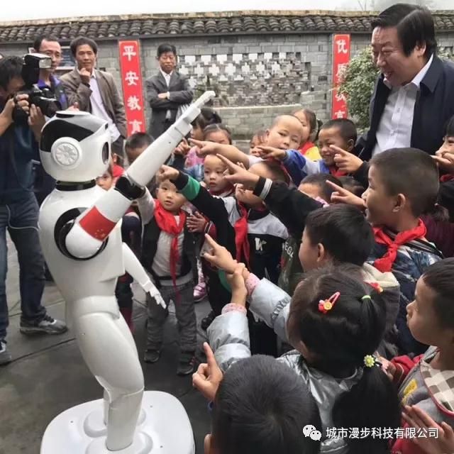 全國政協委員潘慶林攜中國制造機器人走進湖南湘西十八洞村學校