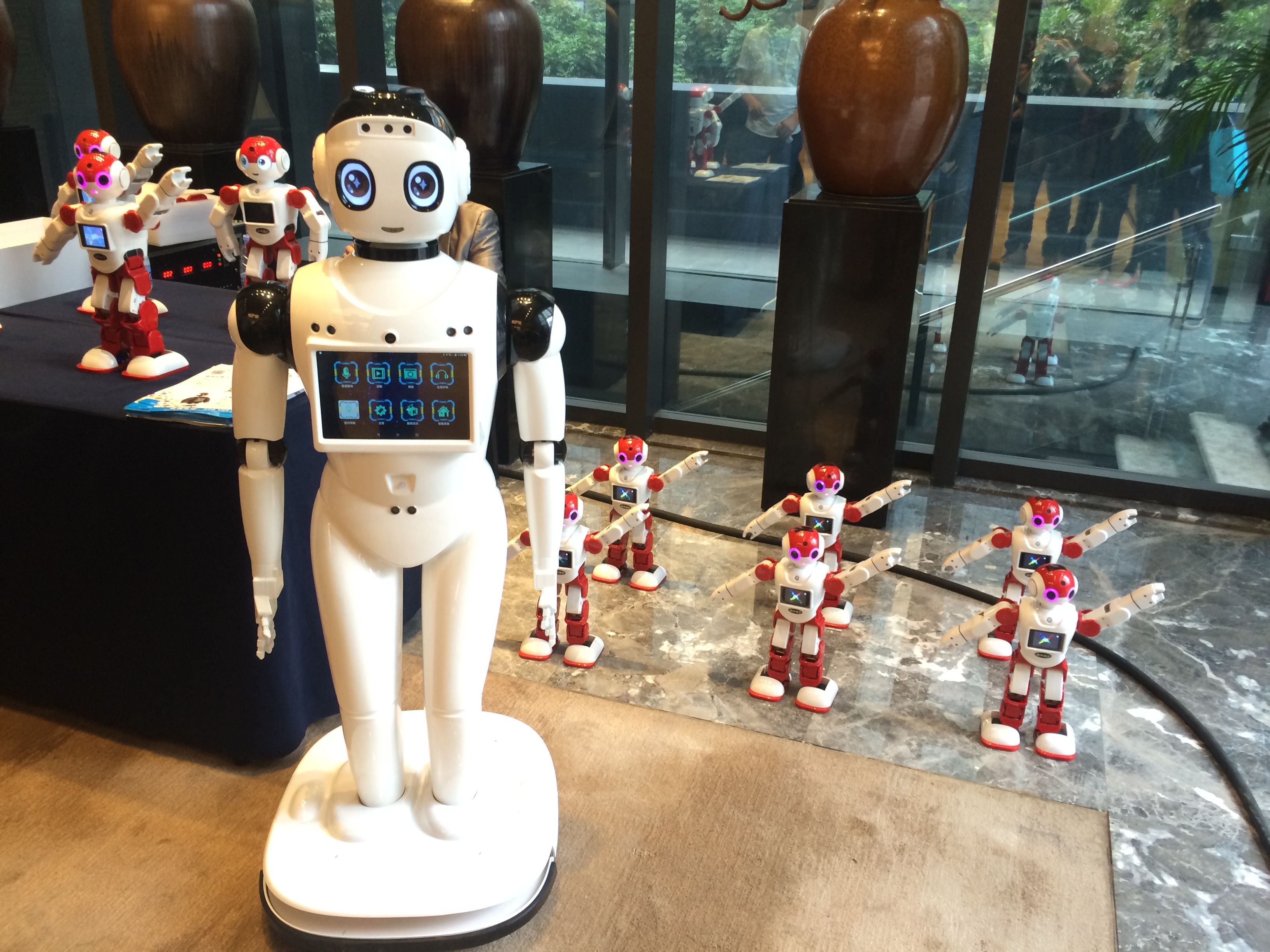 智能機器人成為中國智能硬件行業主題年會聚焦點