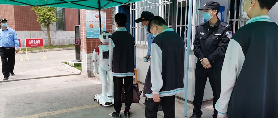城市漫步測溫機器人攜手測溫考勤一體機，助力學校復課防疫！